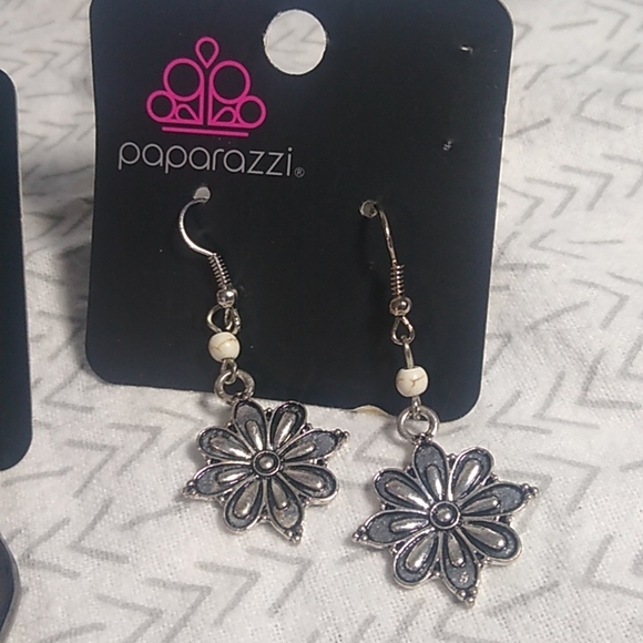 Set of 2 Paparazzi Earrings - Picture 2 of 9